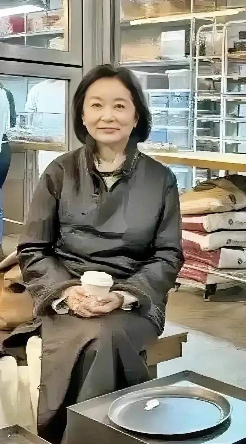 曾经的第一美女林青霞也老了，岁月对每个人都是公平的。她没有整容，自然的老去，还是
