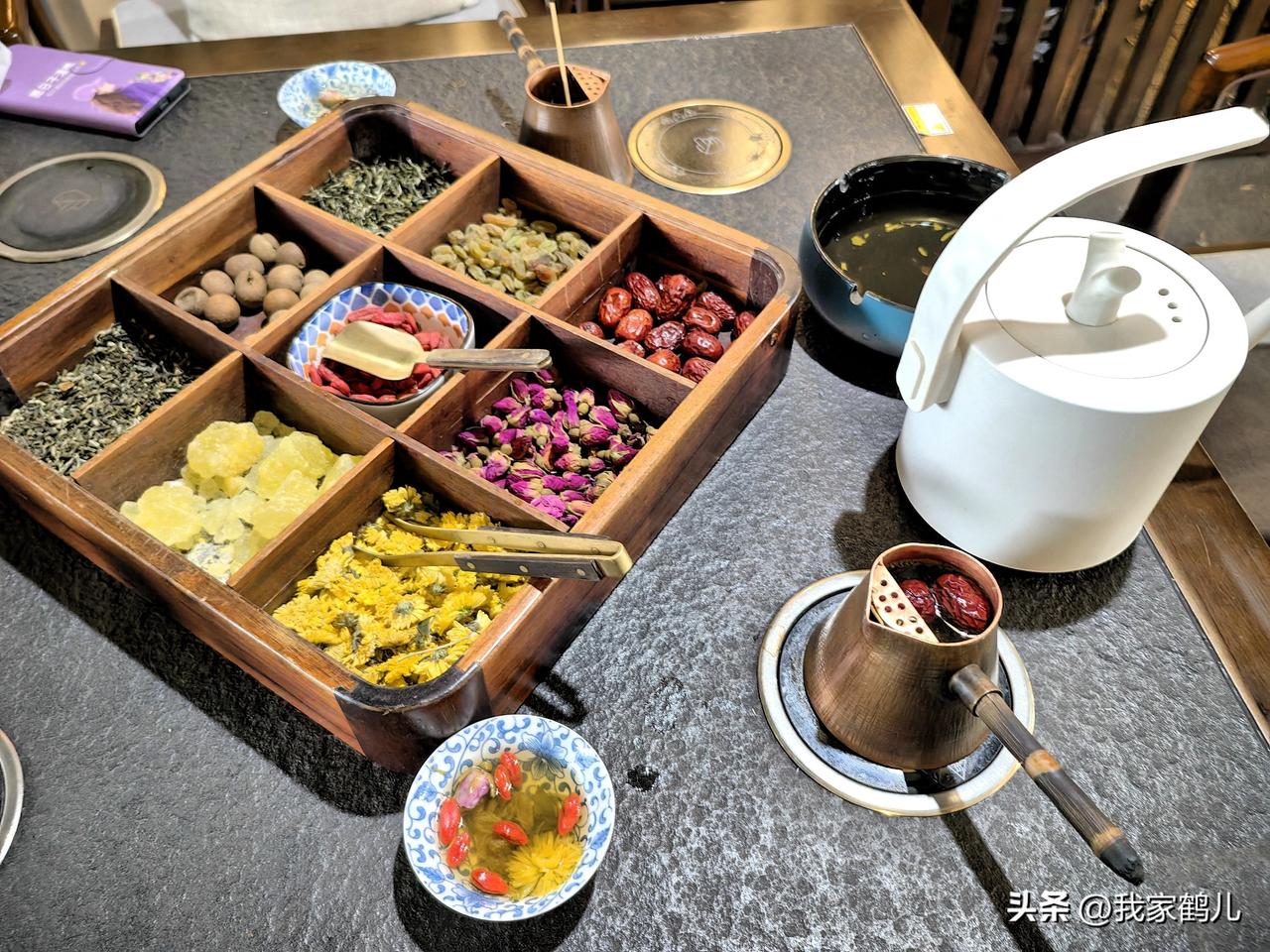 围炉煮茶🍵
慢煮时光，暖到心底～
春风拂面，暖阳正好~
煮一罐暖茶，看水汽袅袅