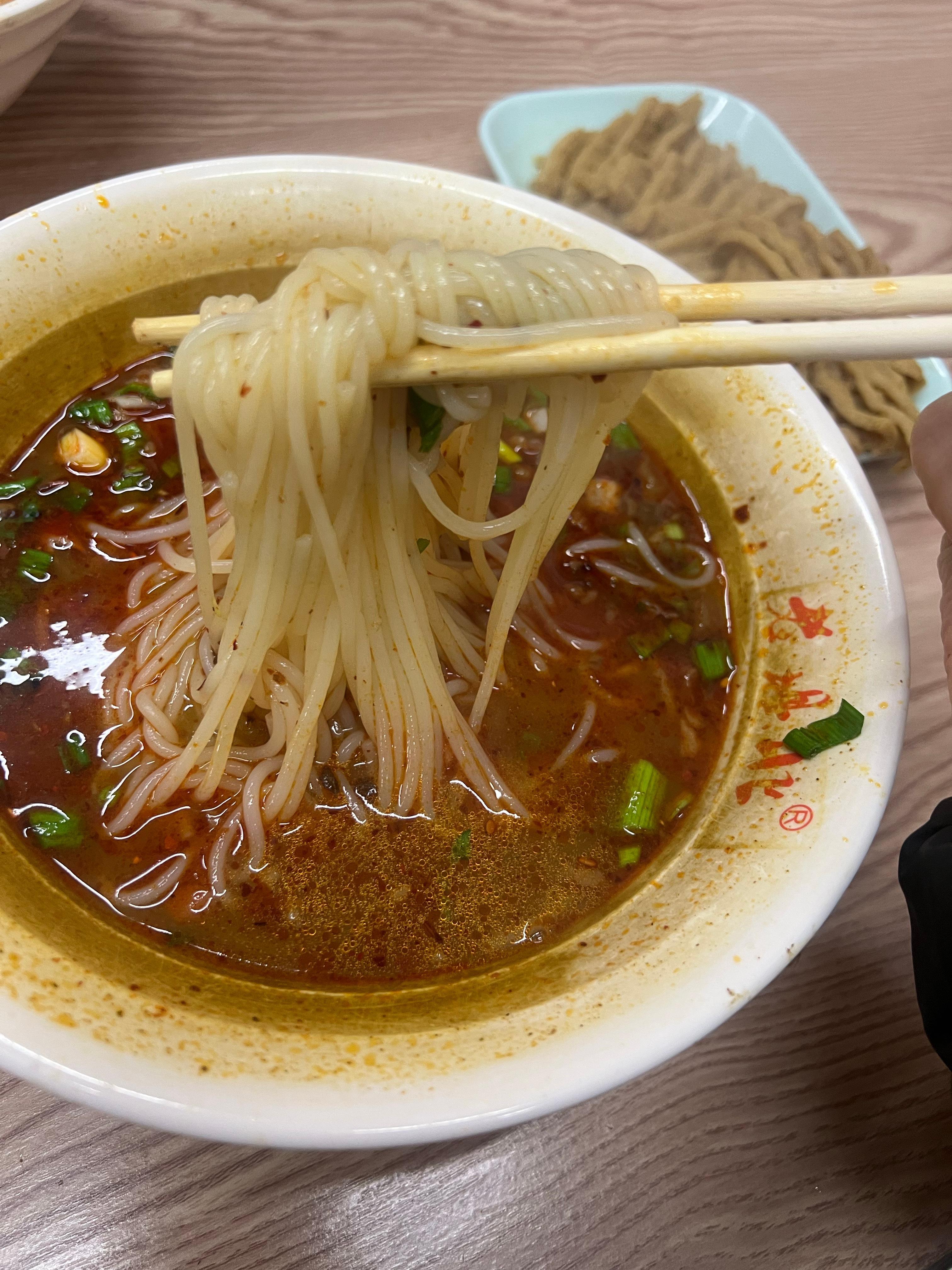 途径充电ing   趁机炫一碗心心念念的米线😀 徐州