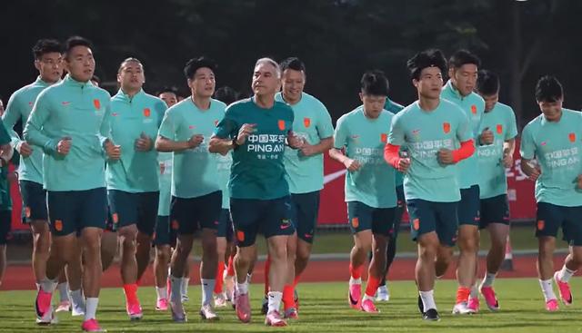 今晚国足战泰国，
输赢胜负不好说。
我们已经没底气，
稍不留神就翻车。
失望总大