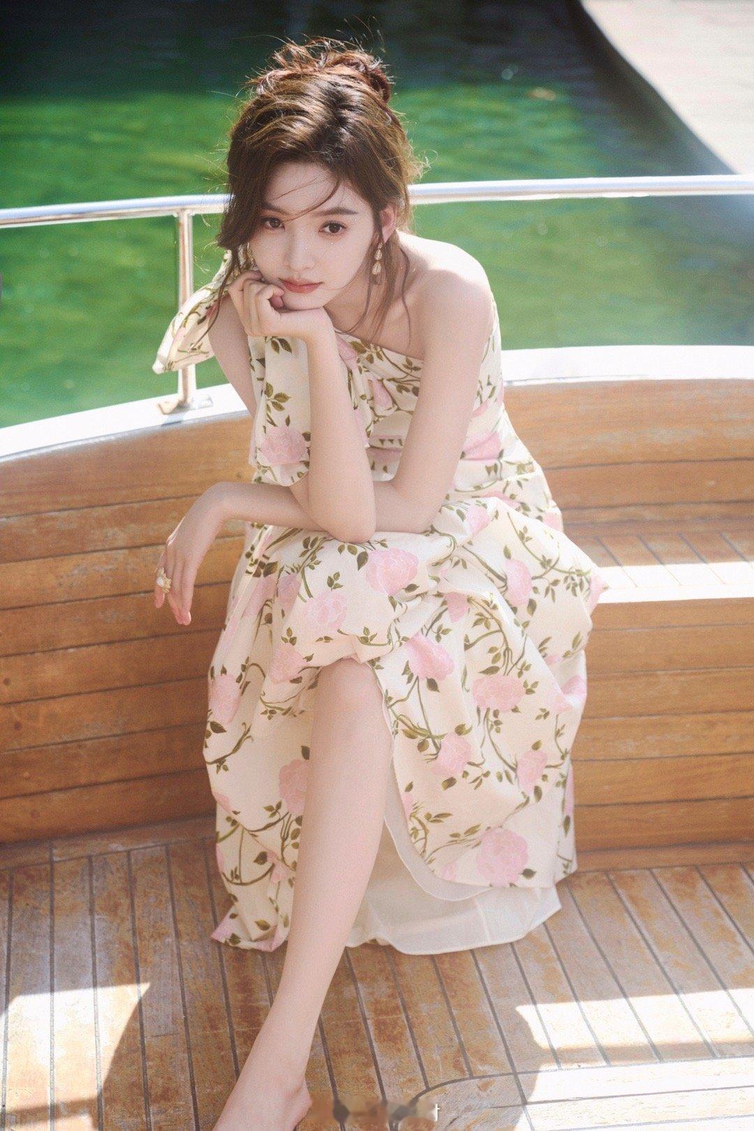 清纯女王章若楠，有美腋有裸足，还有什么理由不上贡呢[心][色][色][色][色]