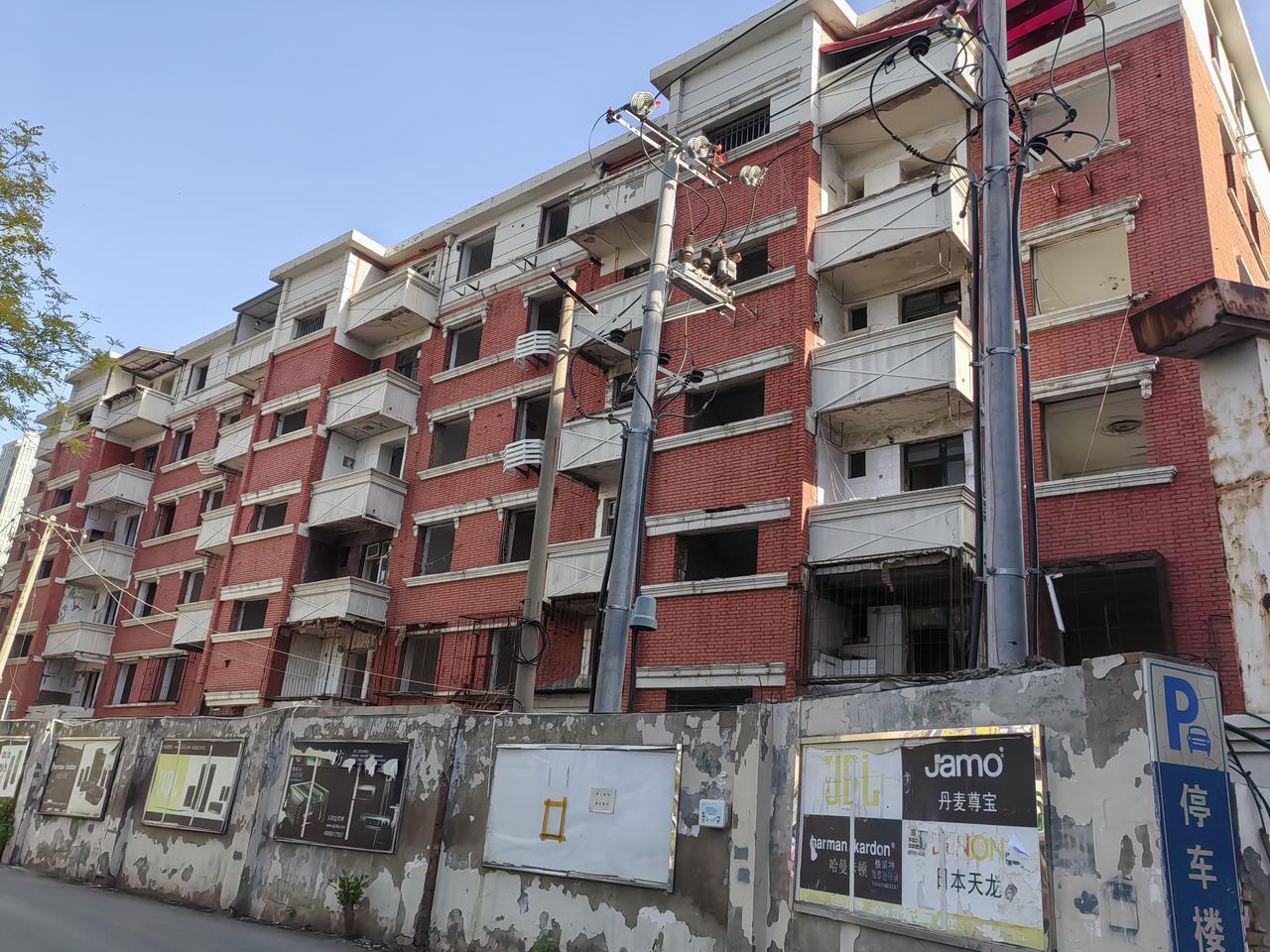 下午上课不顺利啊，总有几个说话的，一节课不闲着。得教育一下，刚说几句，一位女生站