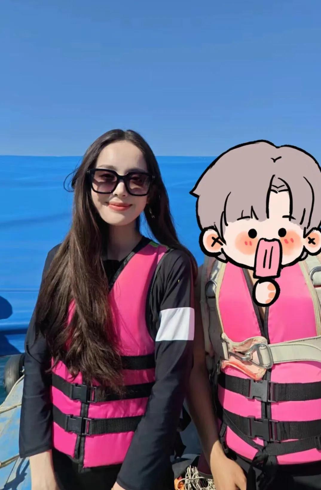 网友在普吉岛偶遇娜扎！不说这是救生衣，我以为是她的ootd，果然时尚完成度靠脸，