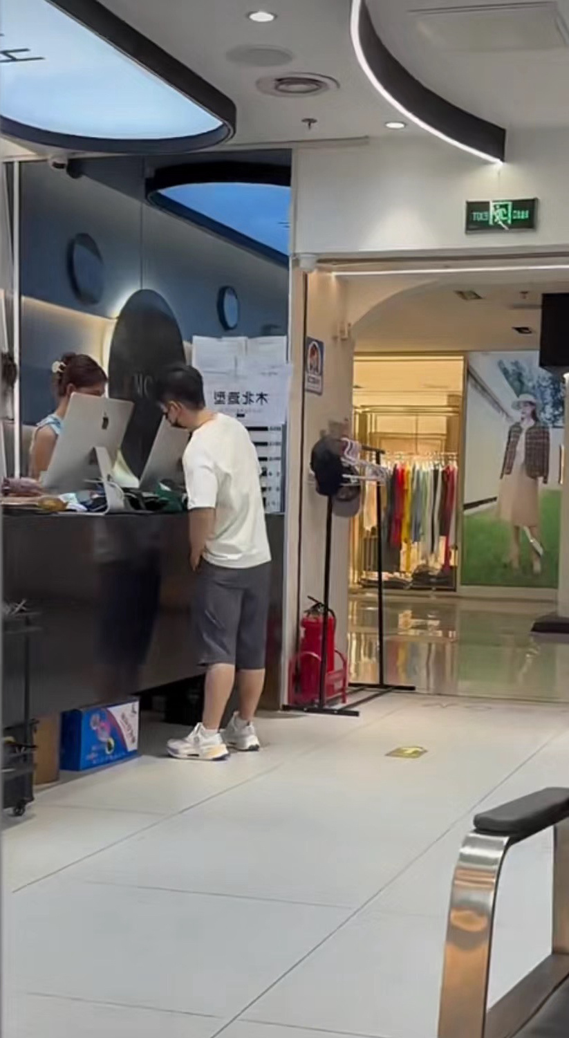 网友偶遇剪头发的莎莎[爱慕]！天杀的，把我乖女剪成了铁t…… ​​​
