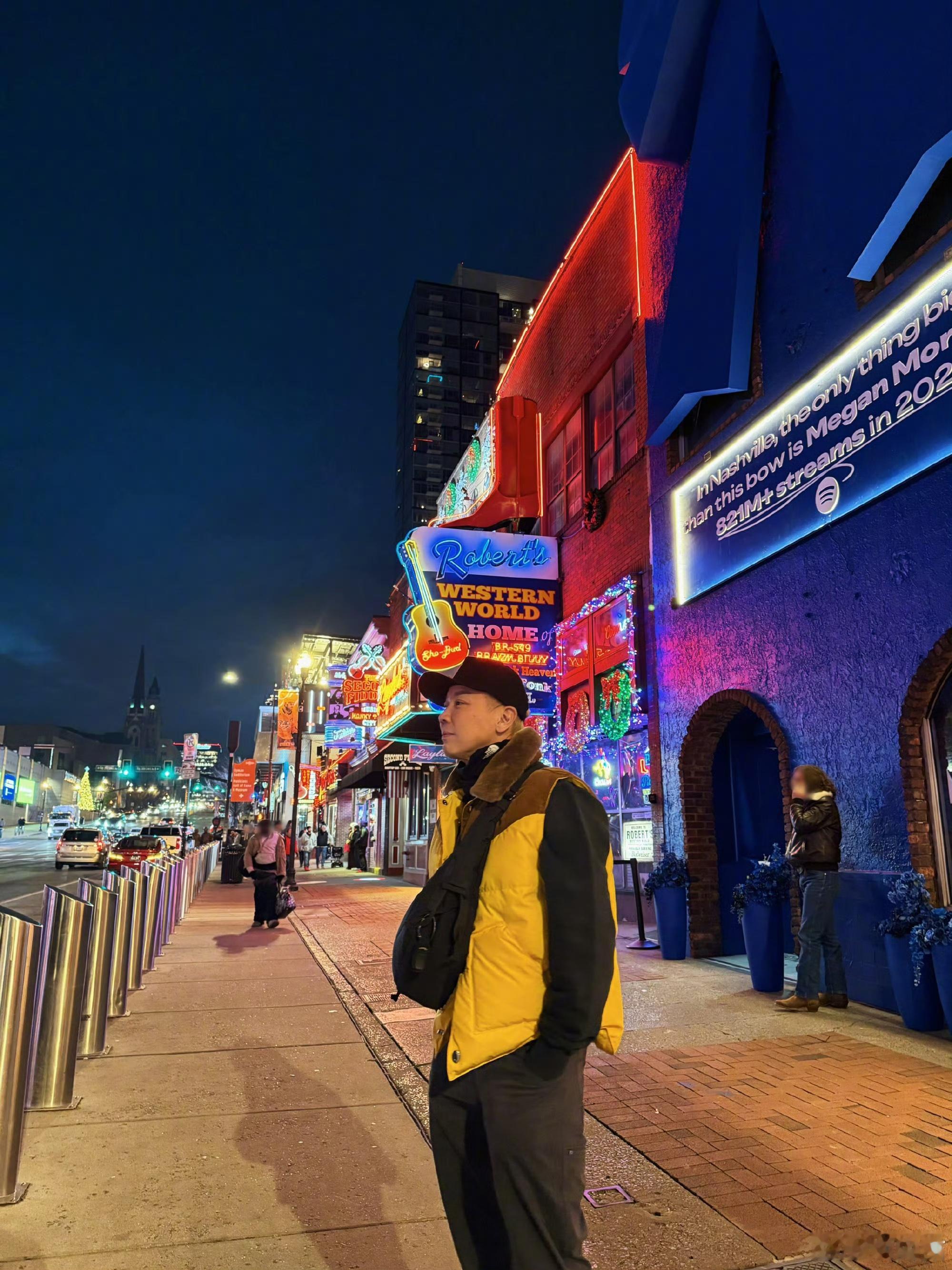 陶喆穿成了美式热狗北美巡演限定美式热狗喆上线！黄马甲一穿，街头买热狗的样子也太接