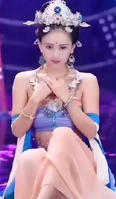 脱离许家印后，
白珊珊低调嫁地产商李云浩，远离风波获新生
 
恒大倒台、许家印入