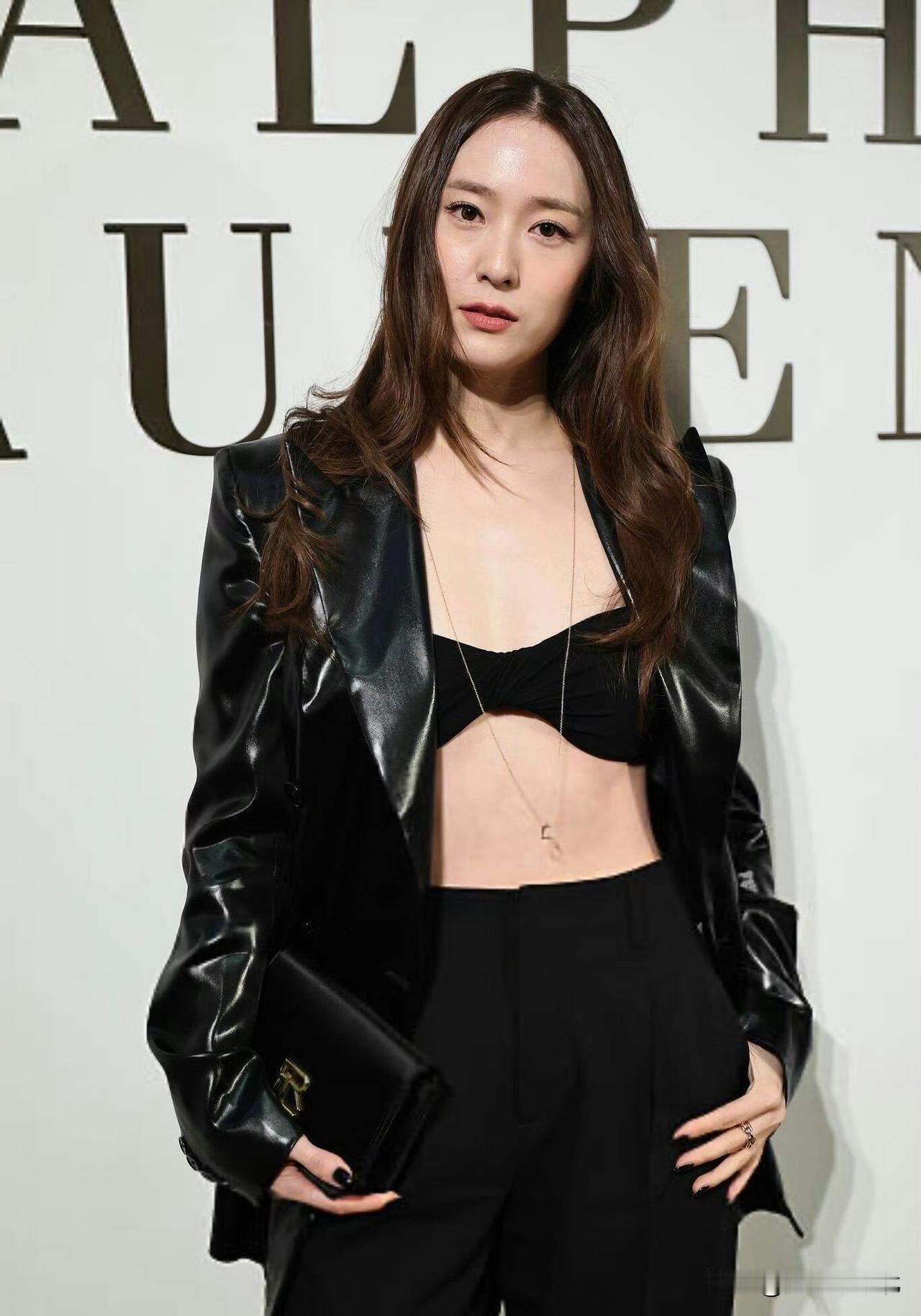 韩娱资讯，郑秀晶身穿“RalphLauren 2026春夏皮衣抹胸系列”时装亮相