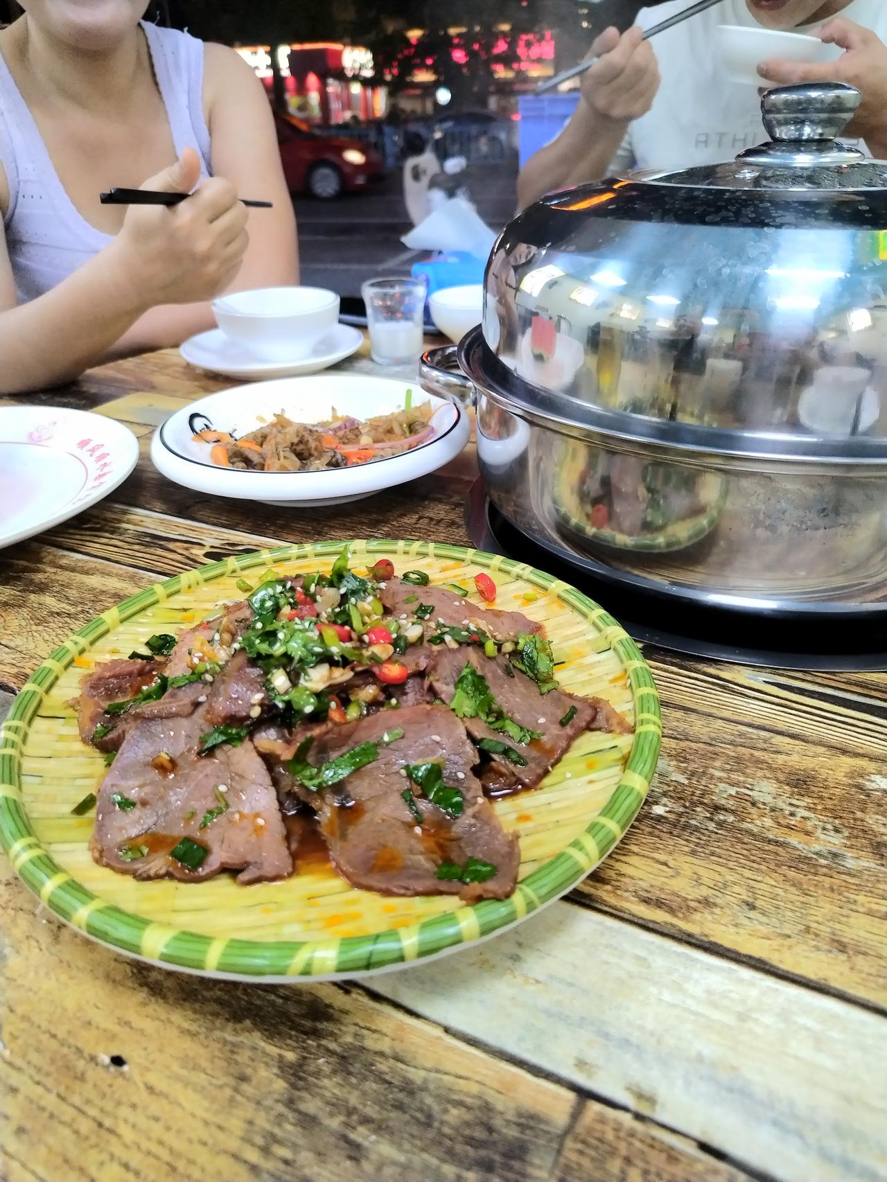 别总想着先拼命赚钱，以后再好好保养身体，这个想法本身就藏着很大的误区。很多人把健