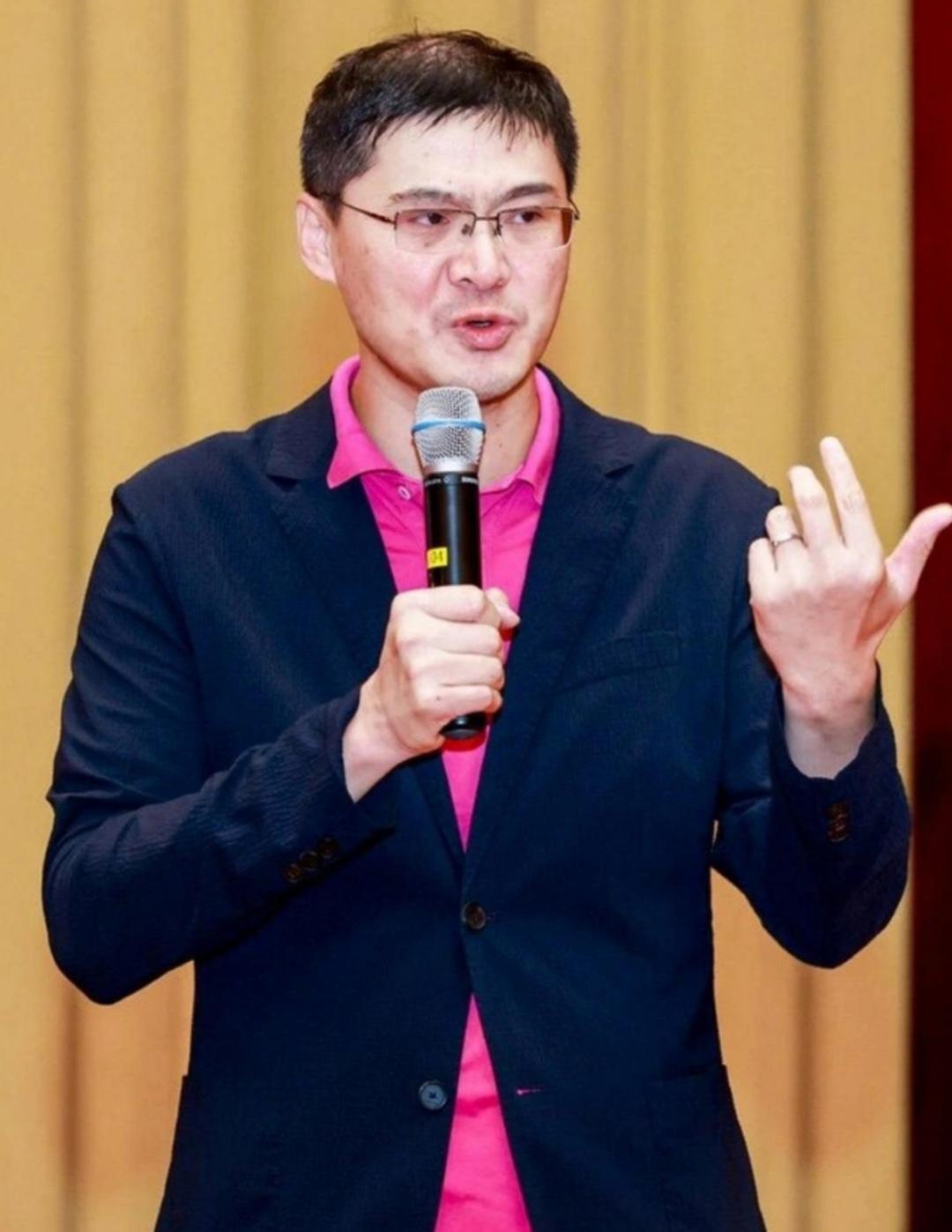 最近被罗翔的一段话给骂醒了：“你学不进去，玩不尽兴，睡不踏实，心情不爽，浑身不对