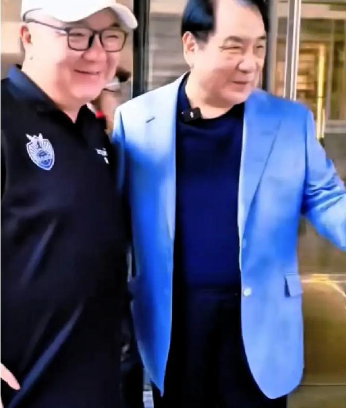 6月27号董路的这场庆功宴，把“惊喜”两个字演绎到了极致。没等来官方贺信，却等来