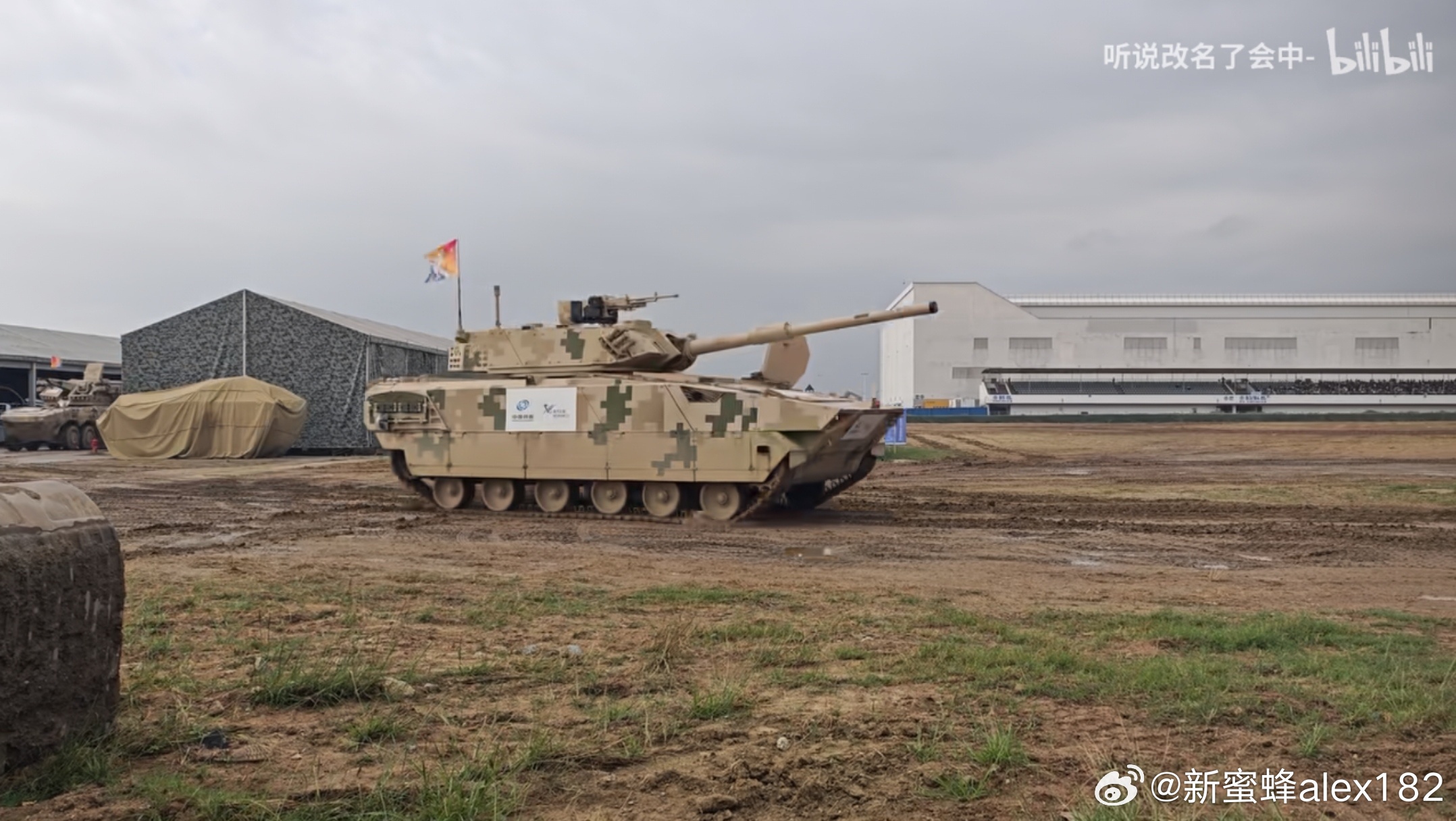 尼玛。。我当我不认识图1里的车呢，敢情图2、图3全特么不认识[允悲] ​​​