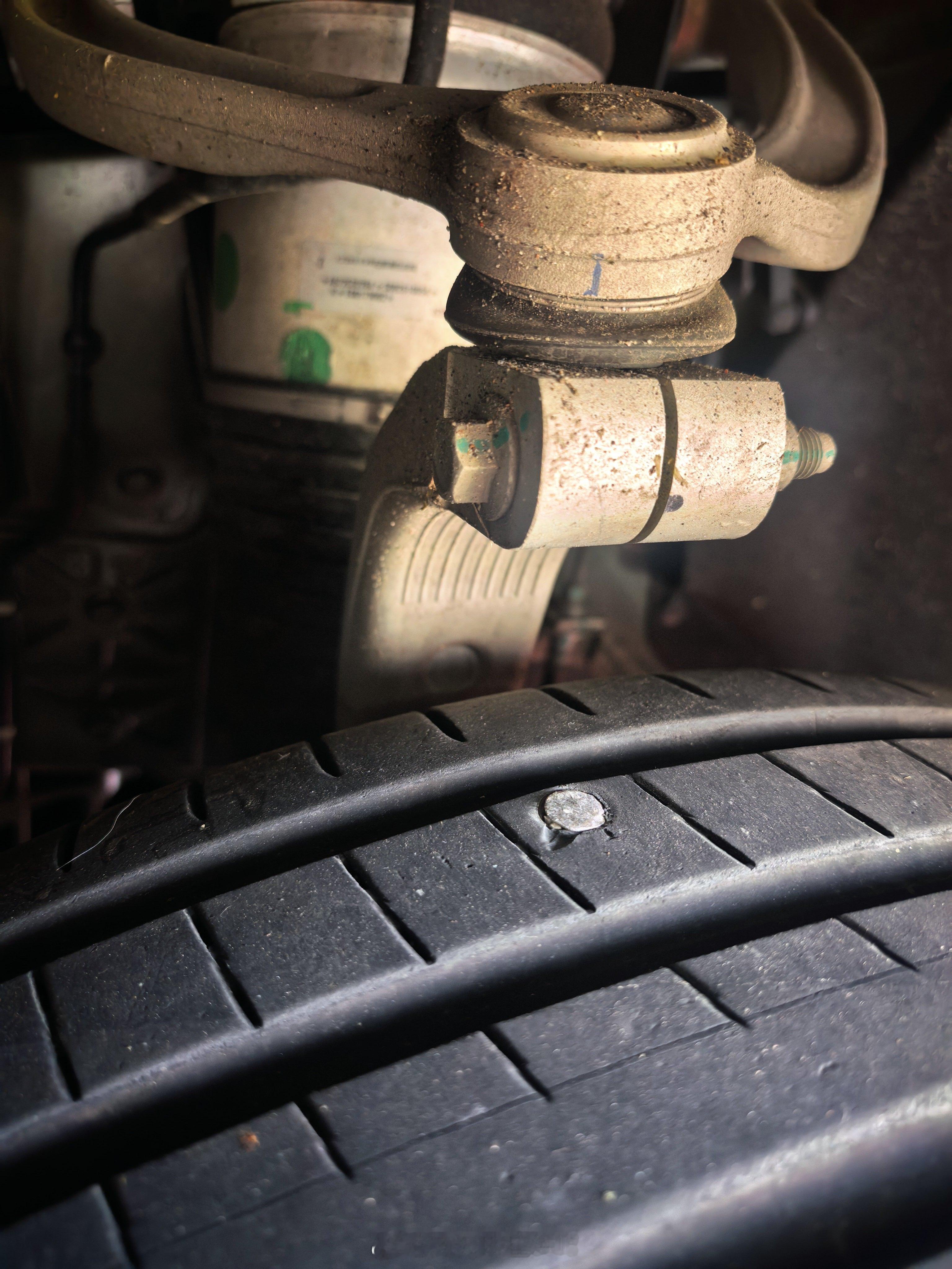 落地大兴机场第一件事是找补胎店。最近路上怎么这么多钉子，已经是第三次了。 