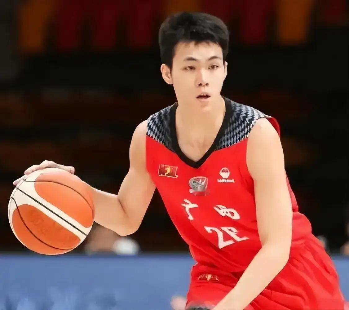 中国男篮又一次换了面孔。周琦、赵睿、张镇麟、胡明轩这些过去几年反复被放进期待里的