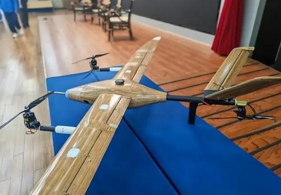 美国正在全球东凑西拼调弹药，中国这边用一根竹子造出了无人机，重量压到碳纤维的五分