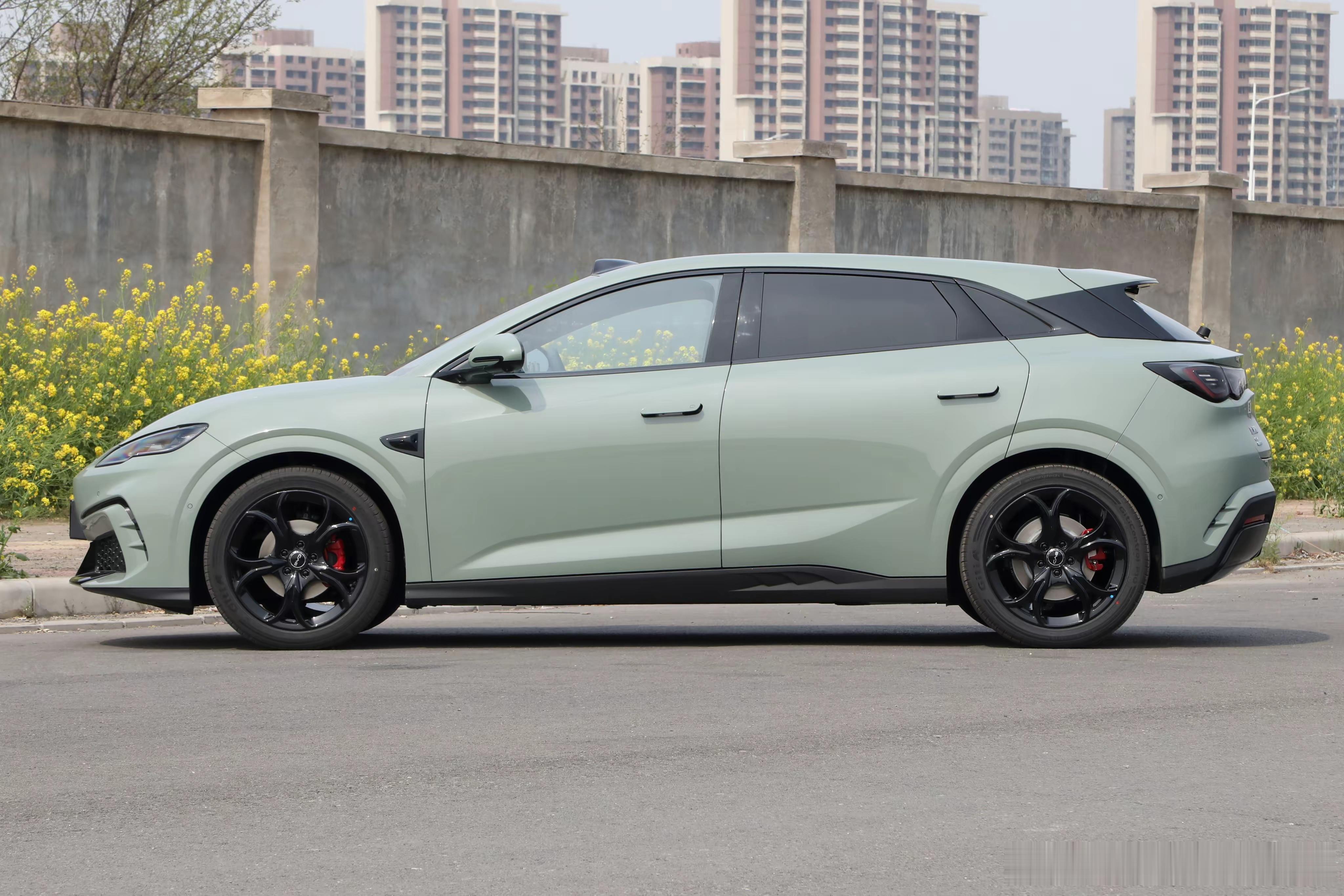 海豹 06GT，我粗略翻了一下，这台车是很适合小城市小姐姐们代步的车。- 有丰富