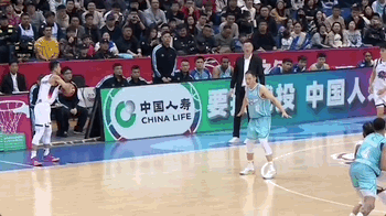于德豪击地妙传助攻克里斯单臂暴扣！篮球推荐cba青岛男篮vs山东男篮
