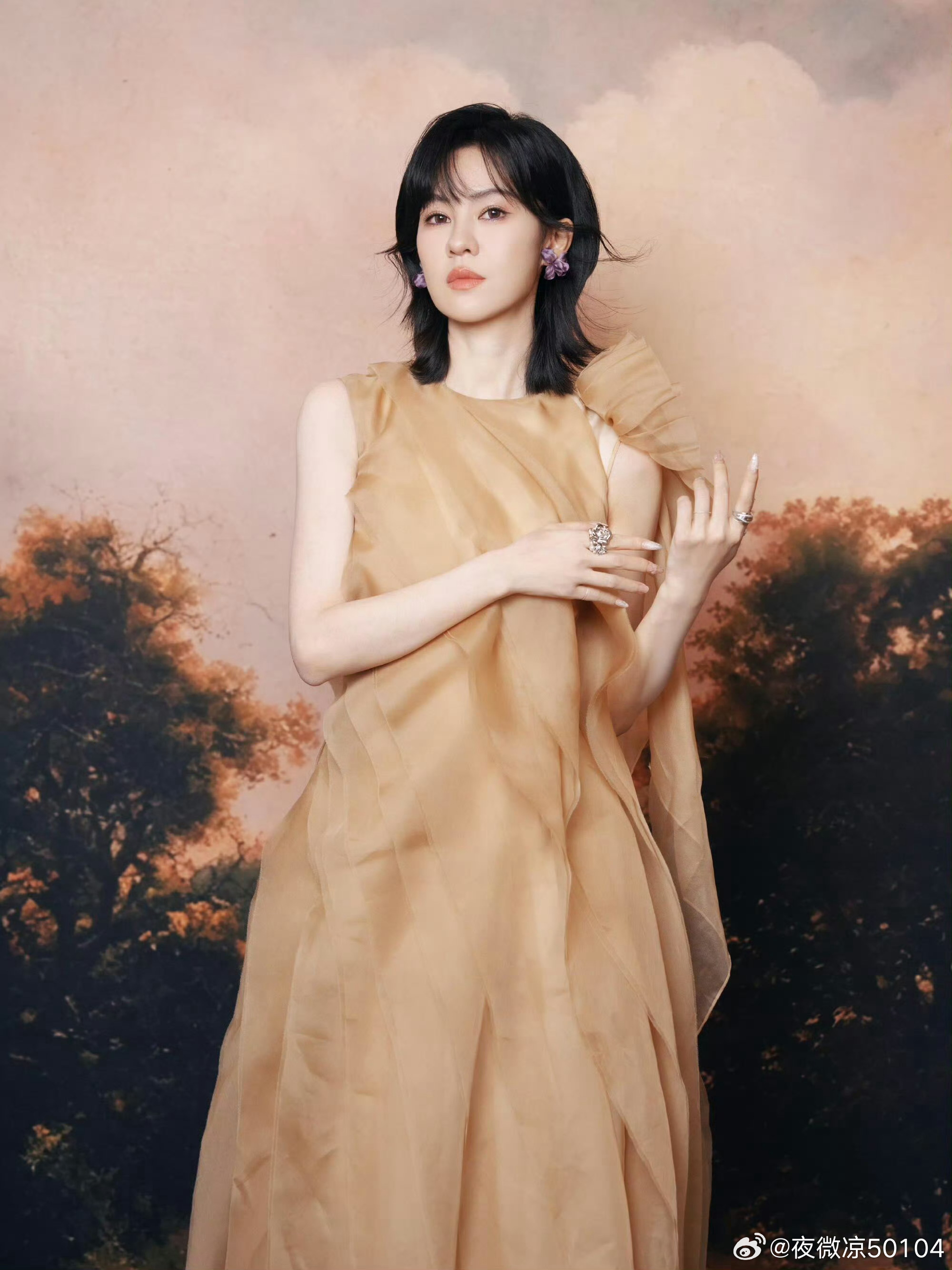 郁可唯被夸嘴角压不住听到夸奖下意识抿嘴浅笑，笑意藏在眼底嘴角止不住上扬，温婉又娇