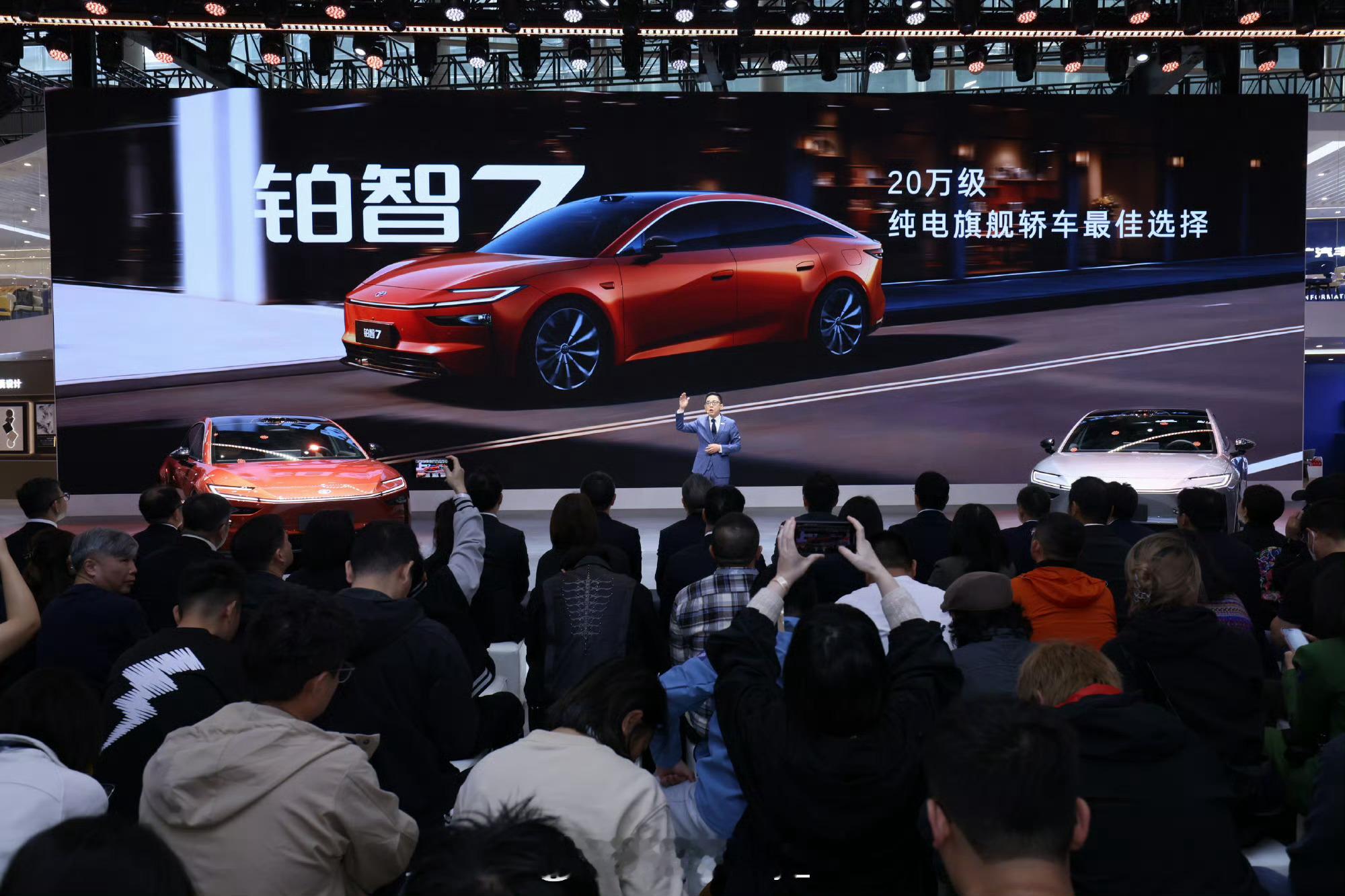 在2025广州车展推出丰田铂智7重磅纯电新车，展台被围得水泄不通，定位D级豪华纯