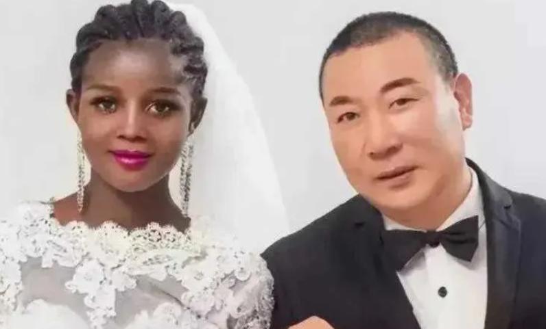 2017年，47岁的中国大叔，跟一个18岁的非洲女孩开玩笑：做我老婆怎么样？谁知