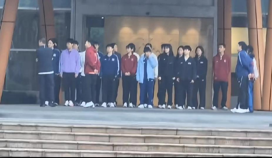 🌞 成都集训早训点名！一眼逮住莎莎，曼昱藏得有点深
 
国乒成都早训点名啦，队