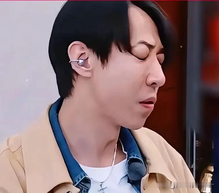 大家都在吐槽董璇的丈夫张维伊的发型。
其实一眼看到就是知道带了假发片儿。
很多明