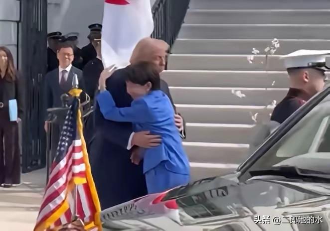 高市早苗的那一种献媚，估计是刻在骨子里的。去美国访问的高市早苗，见到特朗普时，一