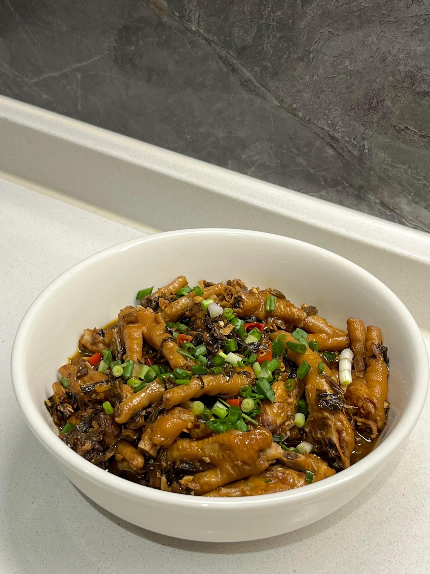 软烂脱骨有入味的鸡爪。鸡爪的又一神仙吃法！软烂脱骨的鸡爪 加上咸香的梅...