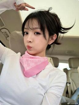 田曦薇晒周五plog田曦薇粉色丝巾 田曦薇粉色丝巾真的好可爱a 