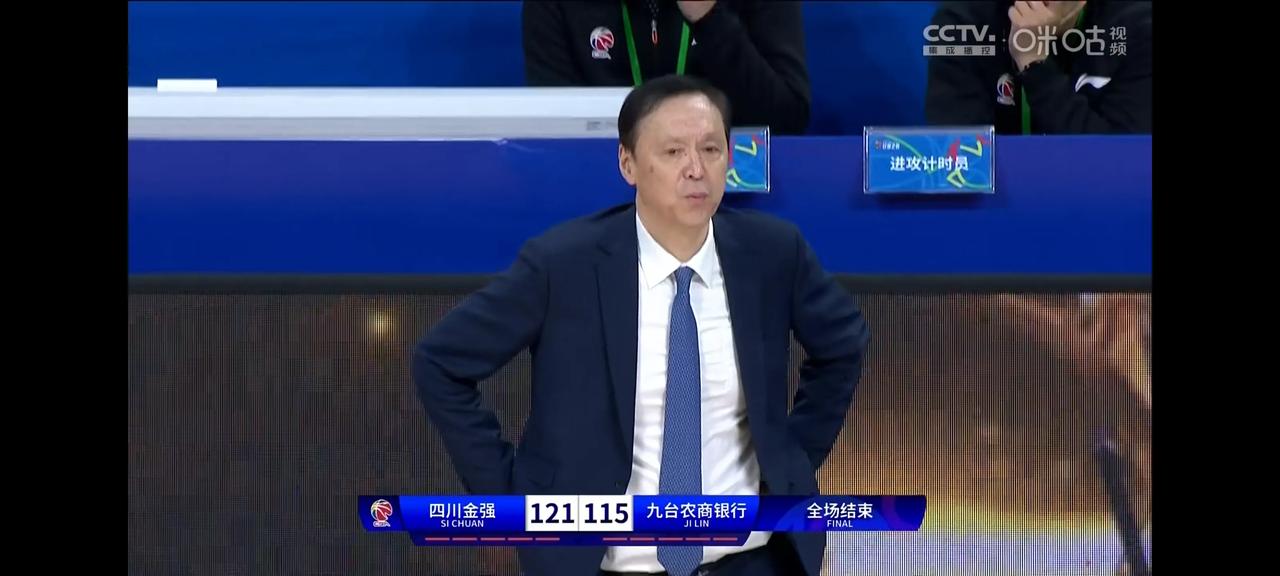 四川男篮太不容易了，张德贵指导赛后长舒了一口气。
#你爱看CBA嘛# #CBA联