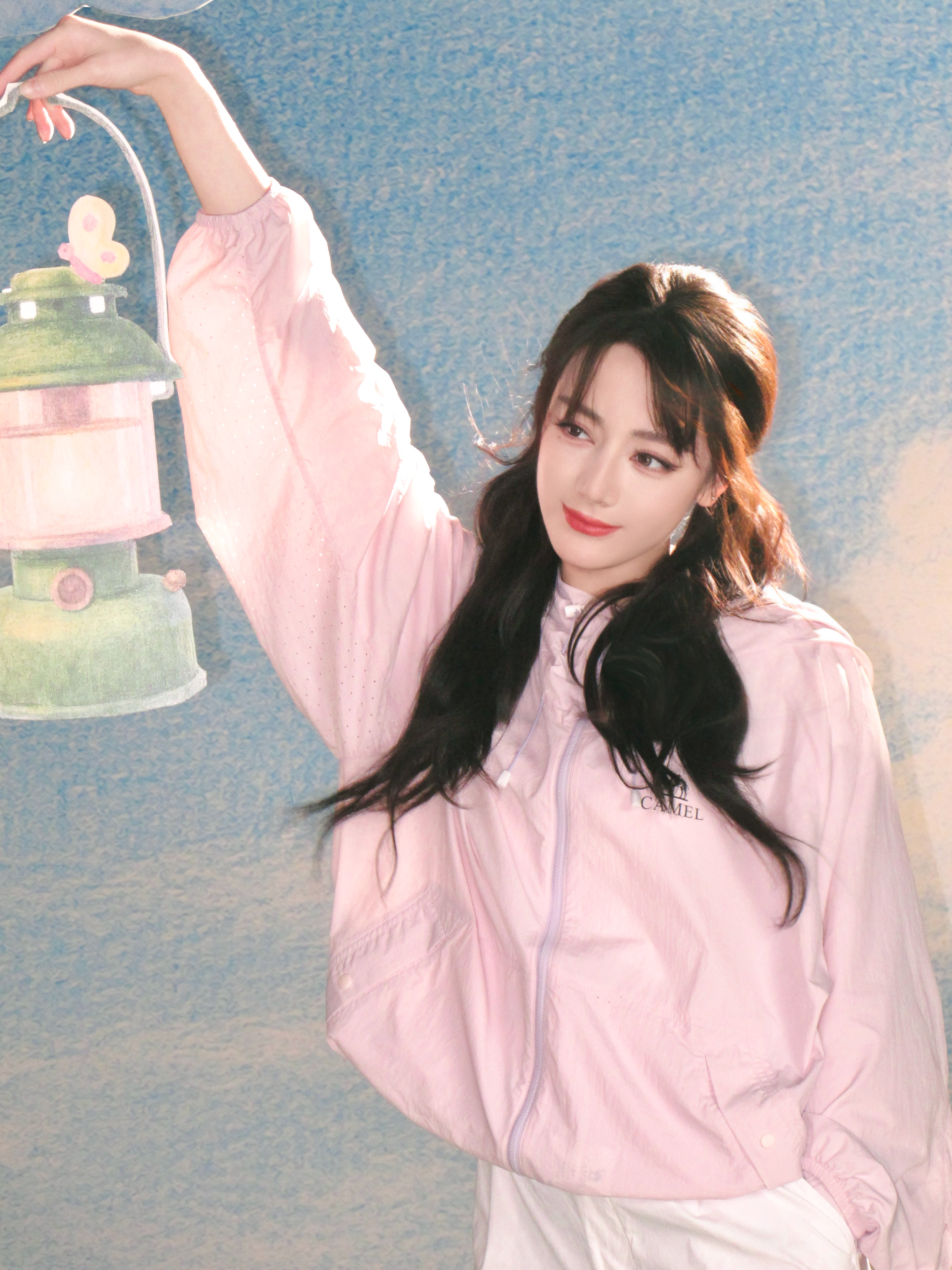 迪丽热巴 叮！你的户外搭子已上线📸 跟着姐姐 一起，解锁嘻嘻迪 轻氧穿搭的N种