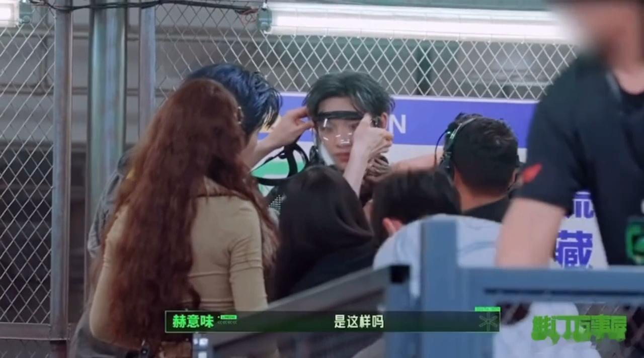 张凌赫夸丁程鑫超帅 捕捉到超暖心一幕，张凌赫细心帮丁程鑫佩戴面罩，近距离两张优越