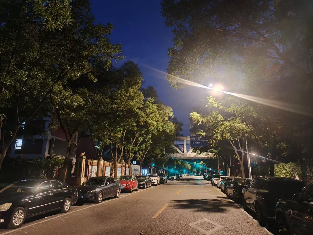 a股指数跳水，分化，
科创板指数近期新低，周五的底破了，
沪指，创业板还没有去低