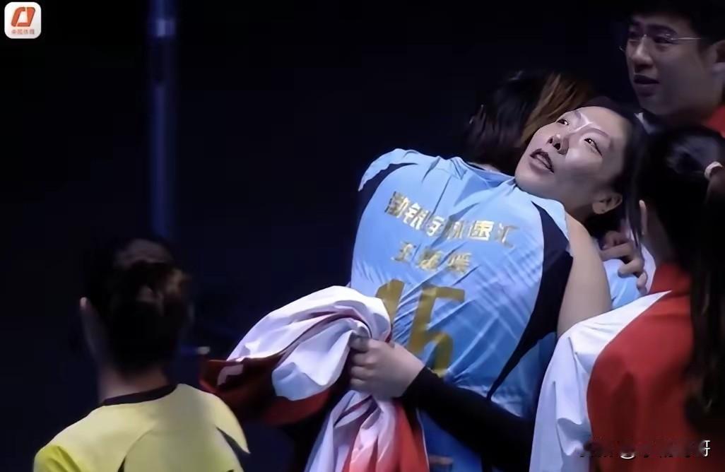 原来天津女排的离开早有预兆

赢球后的眼泪比输球更戳心。天津女排拿下河南队却集体