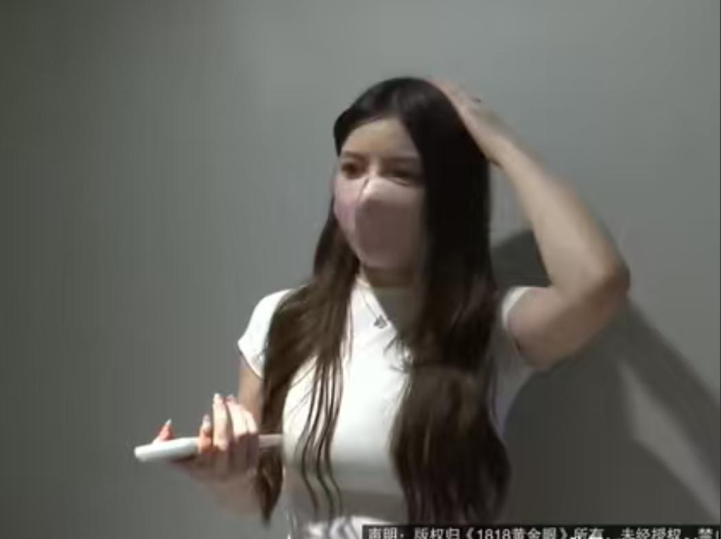 浙江杭州，一小伙子看上了一个胸大臀肥的女子，盯梢一段时间后，大半夜的摸到女生的门