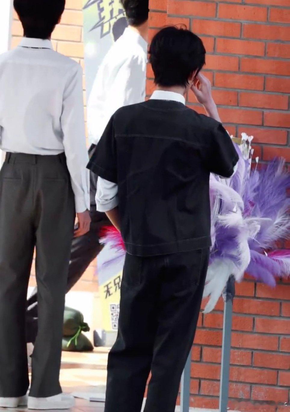 王橹杰是长个子了，只不过瘦成薄薄的一片了。 