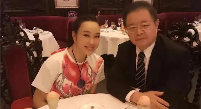 #媒体人：刘晓庆没离婚#
厉害，厉害。把每一个男人都拿捏的死死的。
80多岁的丈