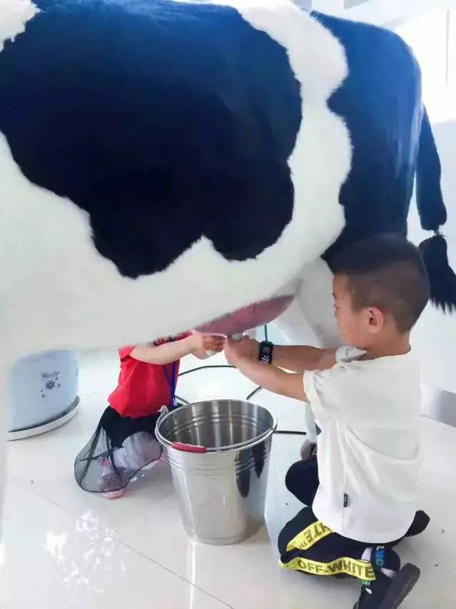 牛奶的格局
      单位 早餐本是普惠集体的公共安排，大家遵守的规则，因为少