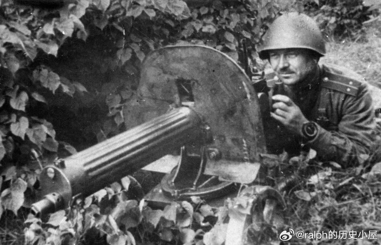 1943年苏军西方面军近卫步兵第16军近卫莫斯科步兵第1师机枪排长Яков Се