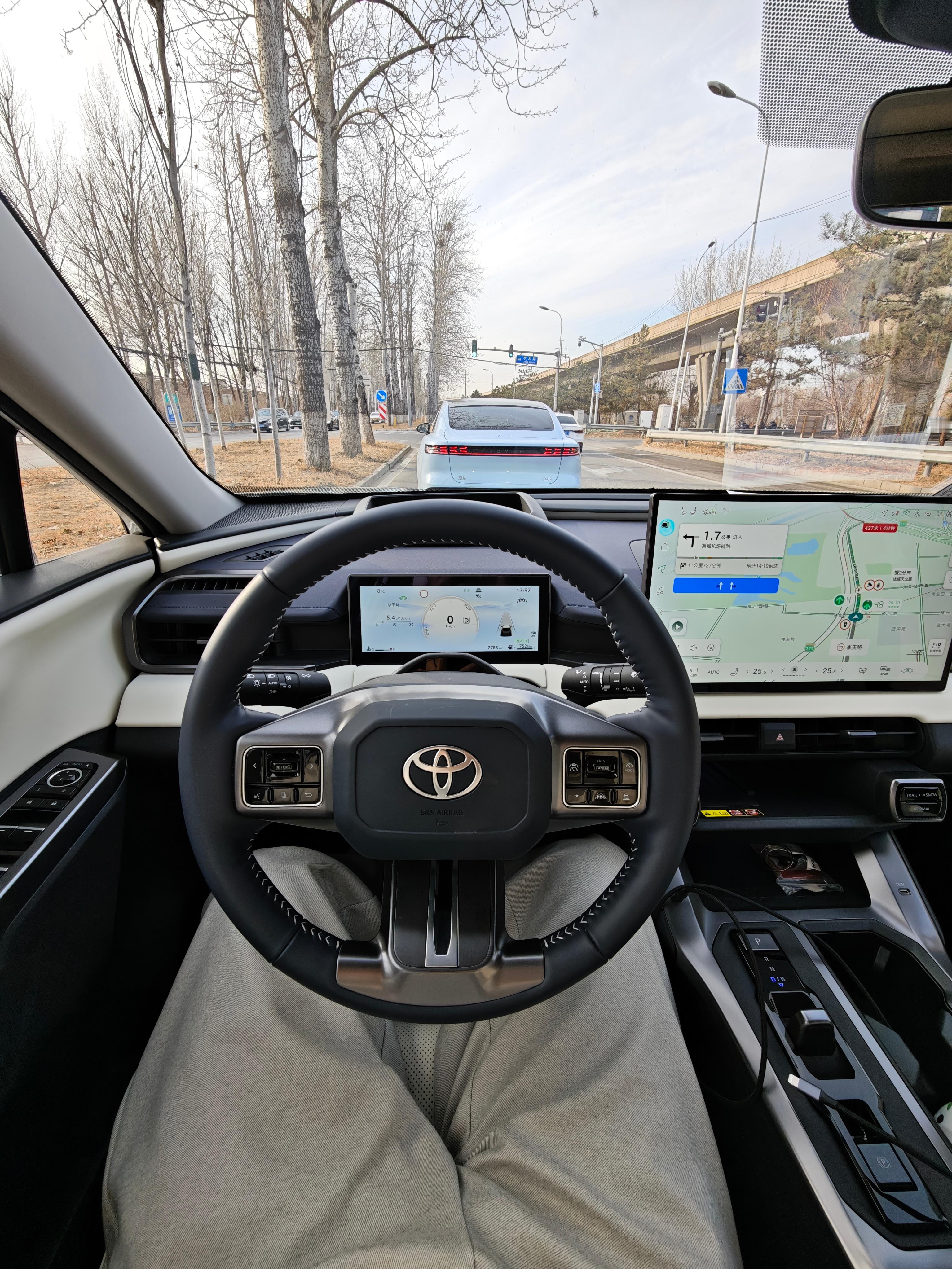 全新丰田威兰达太tm省油了，2.5L油混，百公里5个多油去年2.0L混动凯美瑞就