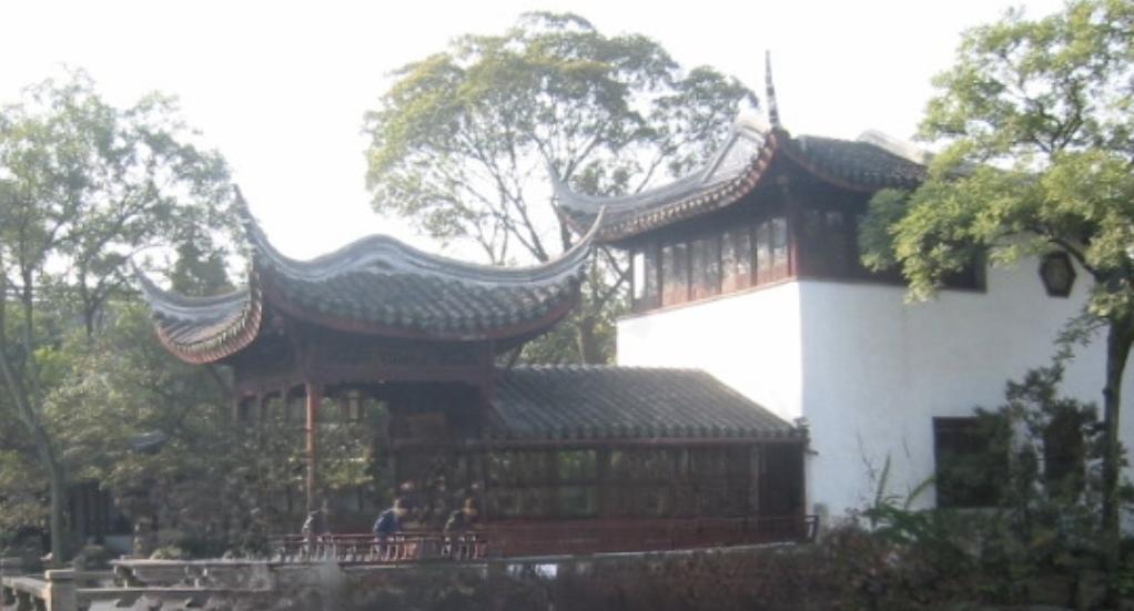 发一张图证明你来过苏州姑苏园林，集江南山水意趣于一院。白墙素瓦围合天地，叠石为山