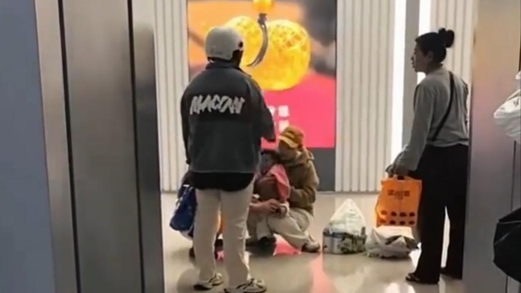 辽宁大连，一位年仅22岁的妈妈，竟带着2岁的娃奔波送外卖。她一手拎着3份订单，一