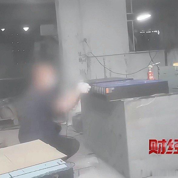 央视曝光违规电池地下工厂又一条违法产业链被曝光！这下终于知道那些老旧纯电汽车的电
