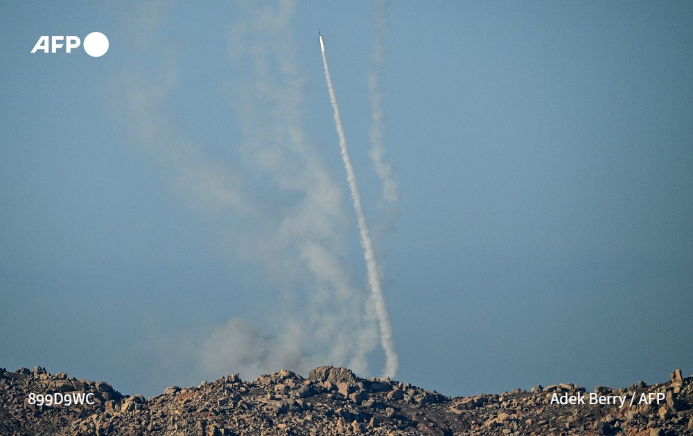 法新社在平潭岛拍下我军远火发射的370制导火箭弹起飞画面 