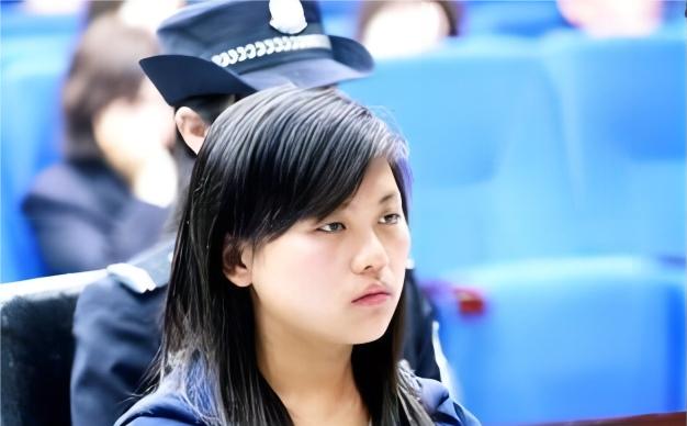 “我不后悔。”2007年，19岁的廖婷婷掐死了孪生妹妹，被捕后十分淡定。谁知法庭