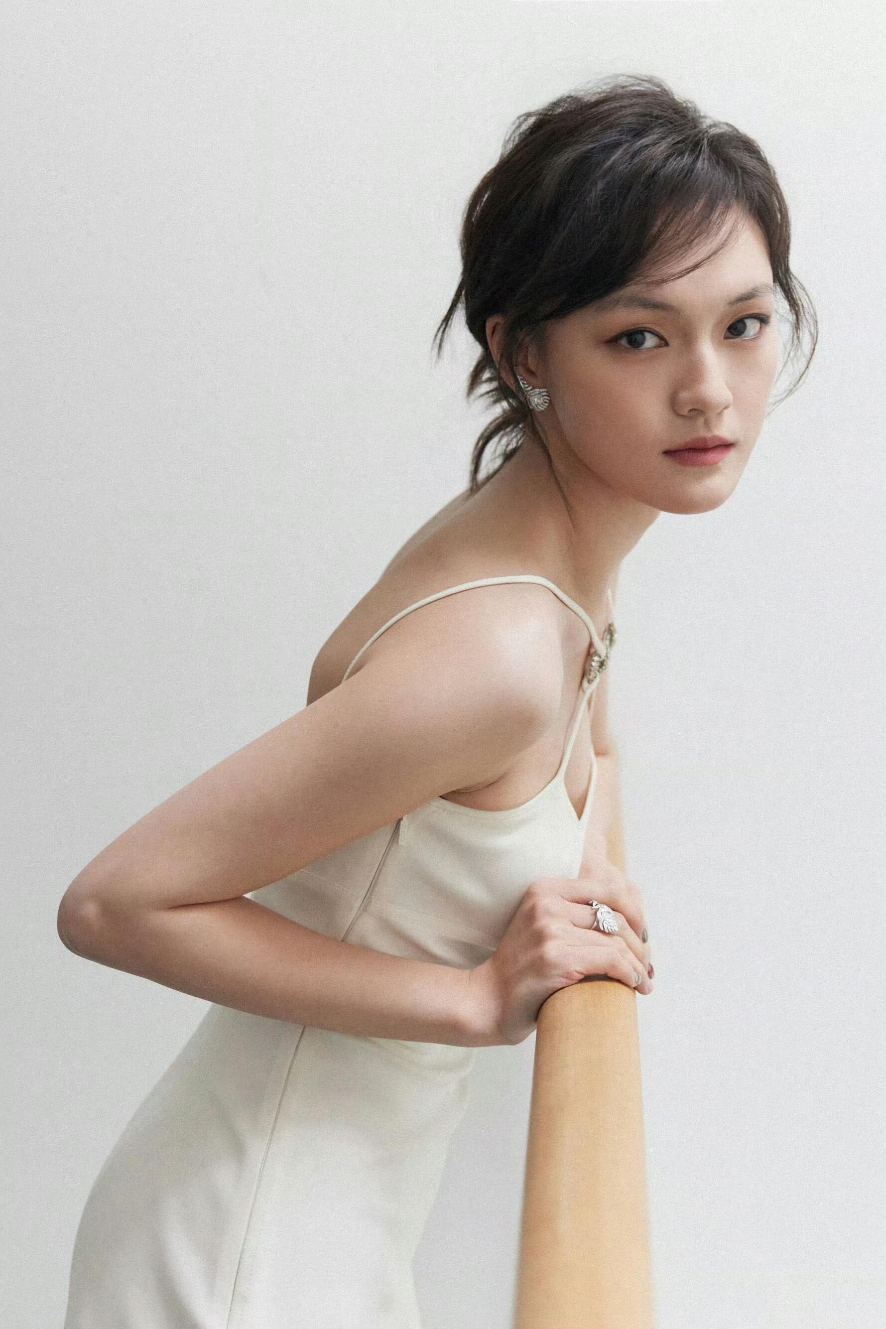 文淇吊带裙好性感 