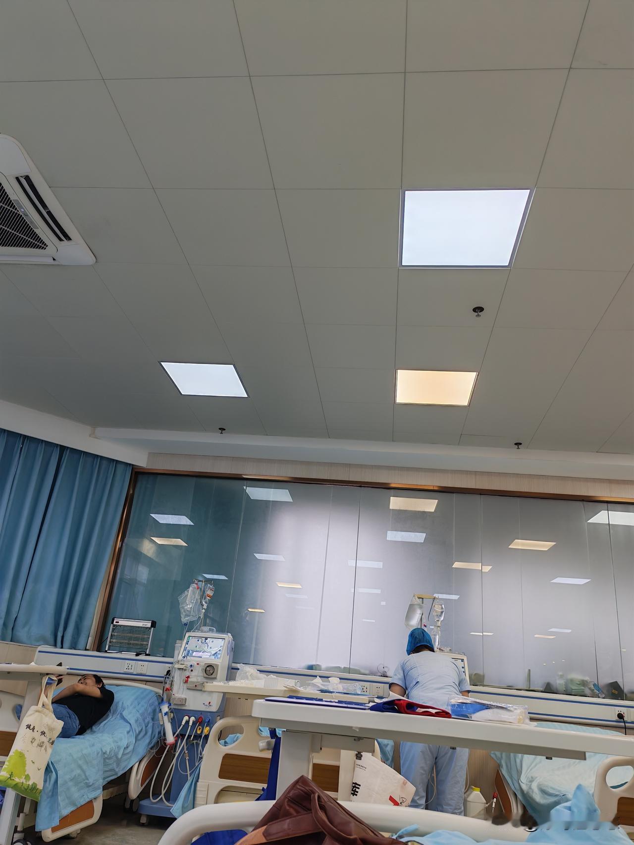 顺利下机了，迎来愉快的两天假期！
     今天挺奇怪的，上机时血压160，好久