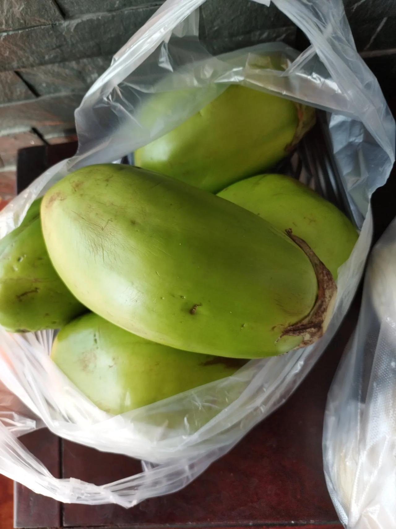 太便宜了，沈阳这么些早市儿都没有启工街12路早市儿东西便宜。

这大茄子一元钱一