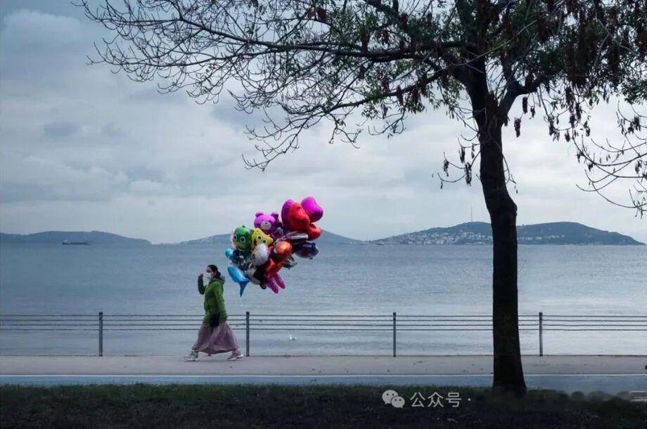 光影&构图的艺术 
街头摄影师Hakan Bıyıklıoğlu