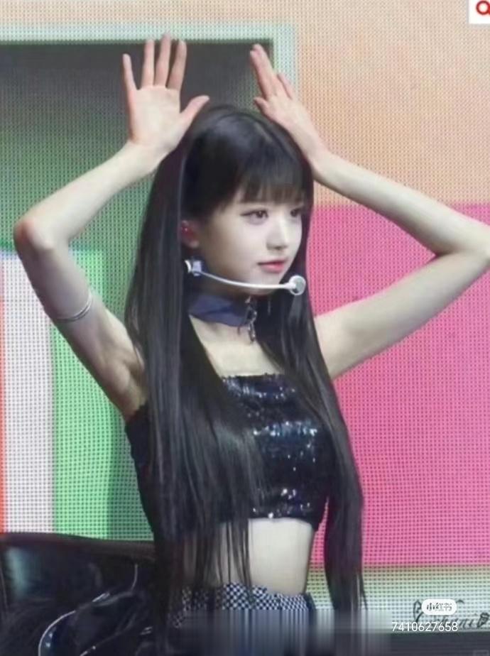 #江总发福利# 齐刘海乖乖女喜欢吗[笑而不语] ​​​
