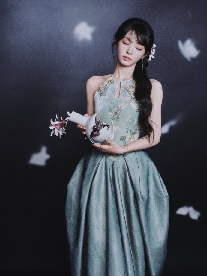 田曦薇吻蝶 田曦薇天青色花瓶裙 田曦薇吻蝶，田曦薇天青色花瓶裙，一整个有被这个小